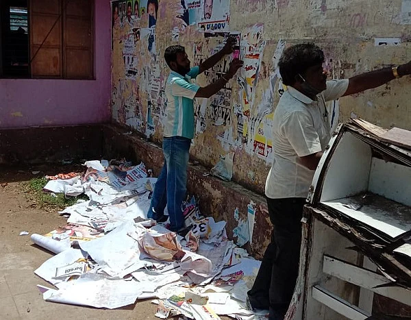 போஸ்டர்களை அகற்றும் தன்னார்வலர்கள்
