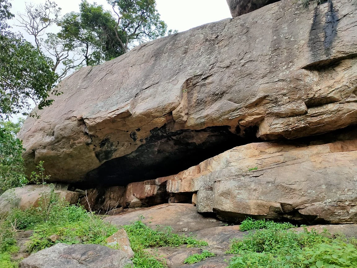 கிருஷ்ணகிரி: மலைக் கிராமத்தில் மலைக்க வைக்கும் சடங்கு முறைப் பாறை ஓவியங்கள்!