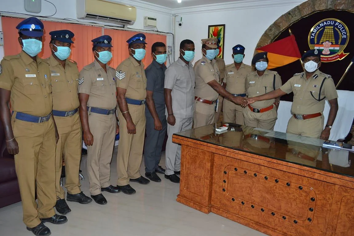 தனிப்படையினரை பாராட்டும் ஐ.ஜி