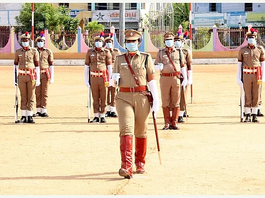 நெல்லை: `தந்தையின் மரணம்; கடமை முக்கியம்!’ - அணிவகுப்பை ஏற்று நடத்திய பெண் காவல் ஆய்வாளர்