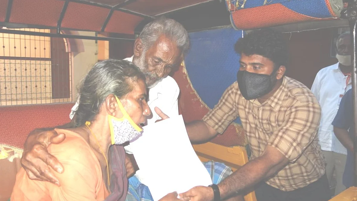 சொத்துகளைத் திரும்ப ஒப்படைத்த சப்-கலெக்டர்