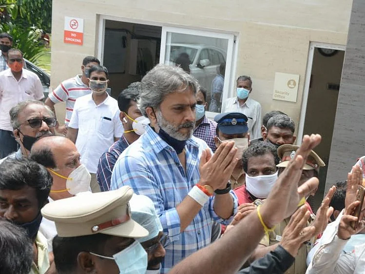 ``எங்க குடும்பத்தின் மீது கருணை காட்டுங்க!" - வதந்திகள் குறித்து எஸ்.பி.பி.சரண்