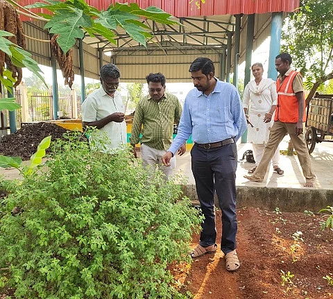 தோட்டத்தைப் பார்வையிடும் உதவி ஆணையாளர் பிரேம் ஆனந்த்