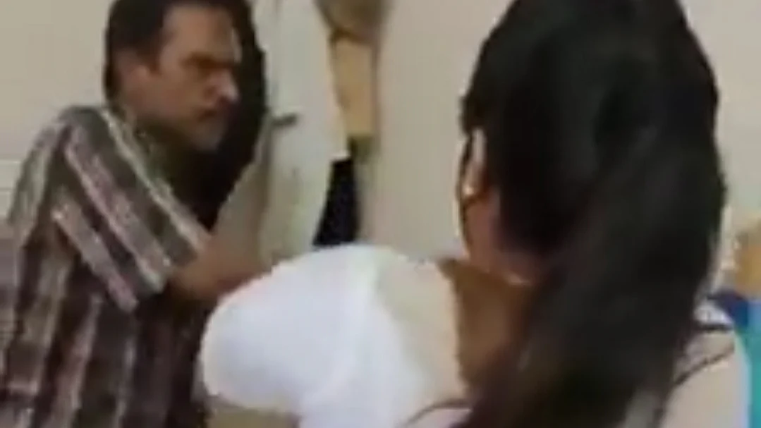 யூடியூப் சேனல் நிர்வாகியைத் தாக்கும் பெண்கள்