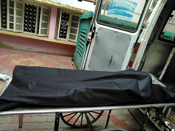 ஆம்புலன்ஸில் ஏற்றப்படும் ராஜா சுப்பிரமணியனின் உடல்