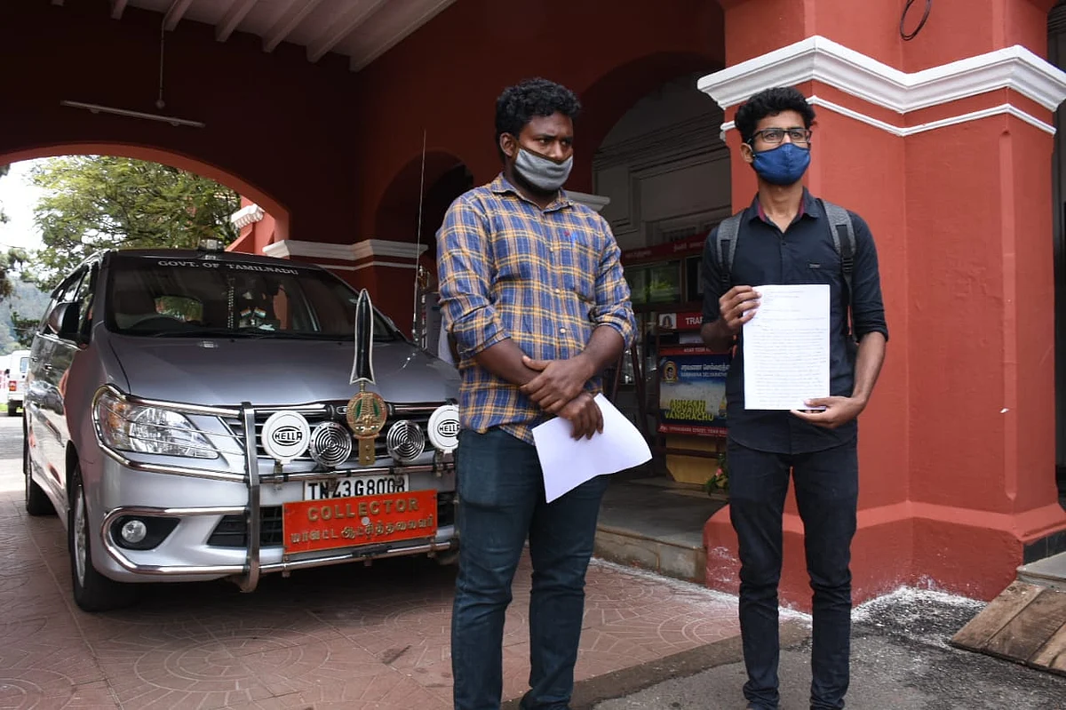 வனவிலங்கு உயிரியல் பிரிவு மாணவர்கள்