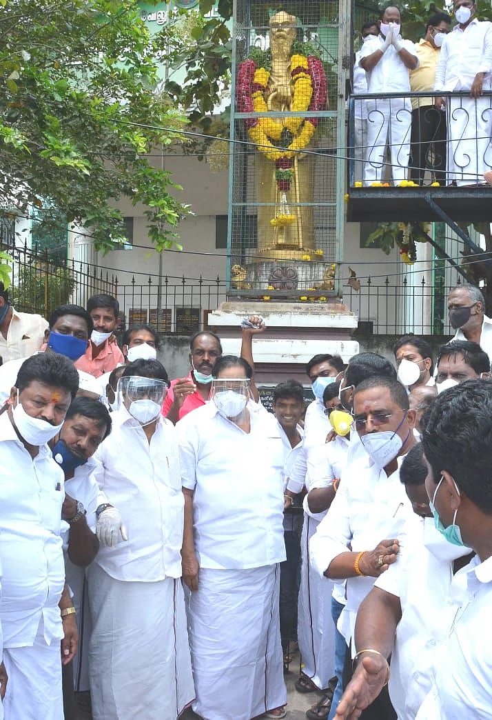 பெரியார் சிலைக்கு மரியாதை