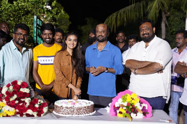 `அண்ணாத்த’ படக்குழுவுடன் ரஜினி