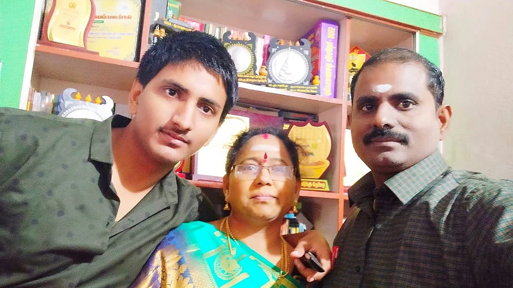 மேதா சங்கர் தனது பெற்றோருடன்