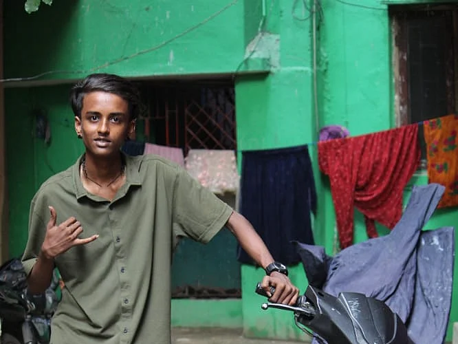 சென்னை: 2-வது மாடியிலிருந்து தள்ளிவிடப்பட்ட மாணவன்! - கொலை வழக்கில் தாய், மகன் கைது