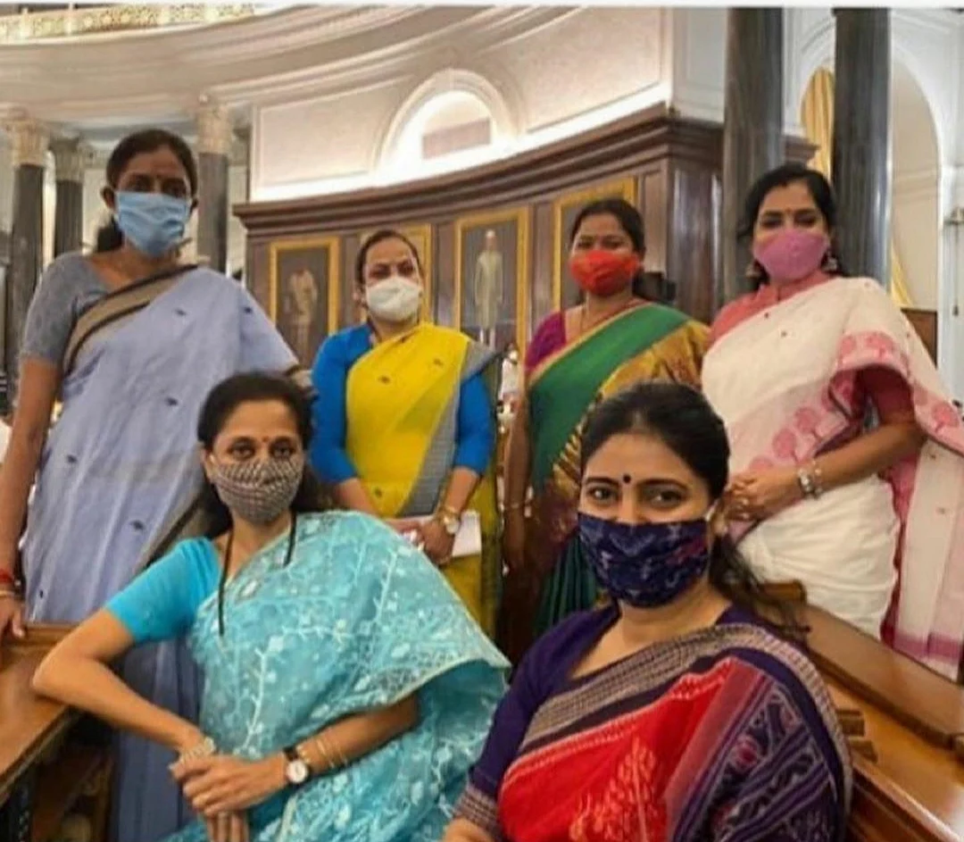 டிசைனர் மாஸ்க் அணிந்துள்ள பெண் எம்.பி-க்கள்.