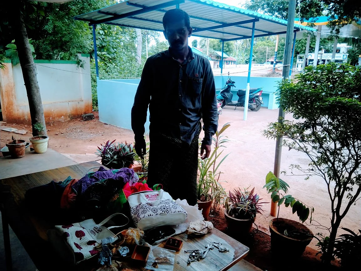 கட்டைப்பையிலிருந்த பொருள்கள்