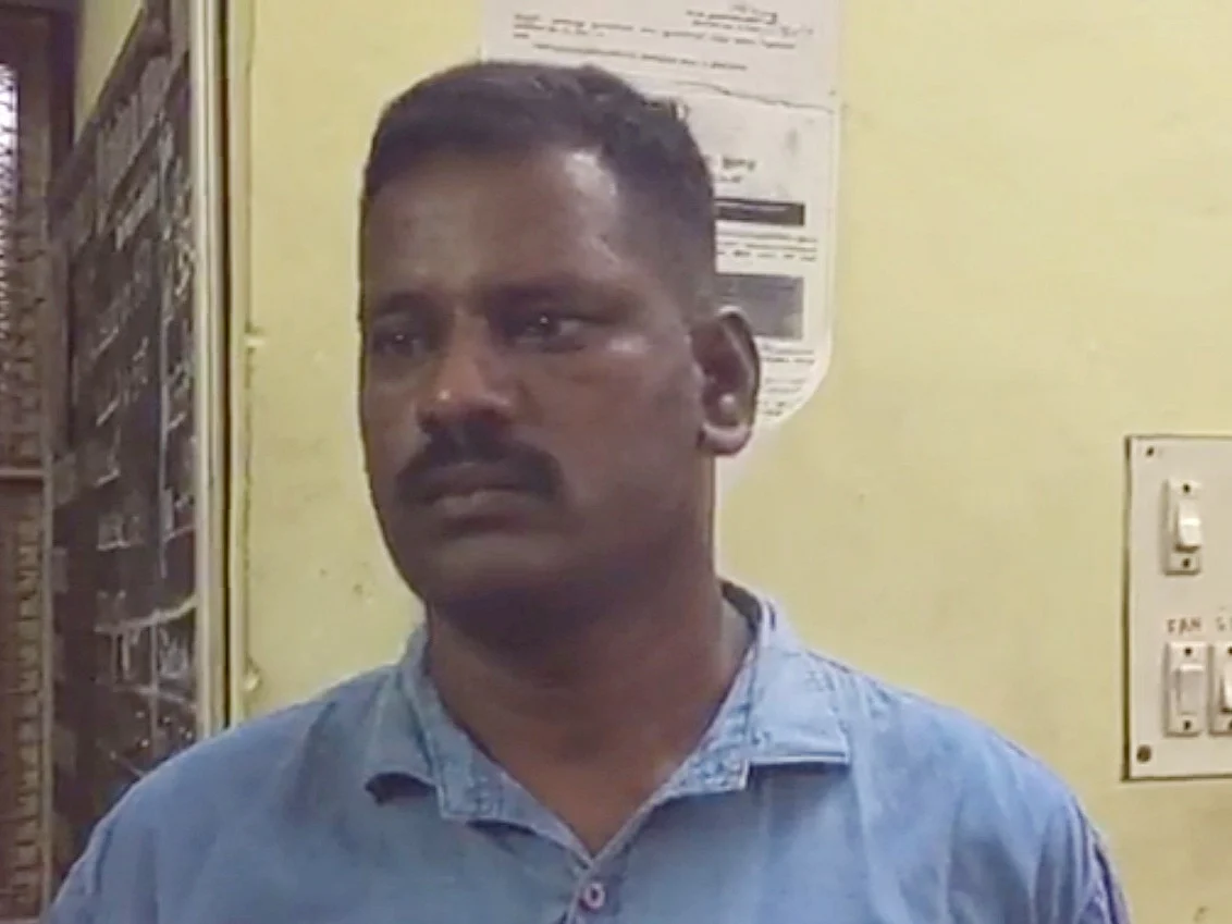 திண்டுக்கல்: திருடிக்கொண்டிருக்கும்போதே வந்த போலீஸார்! - சிக்கிய கடப்பாரைத் திருடன்