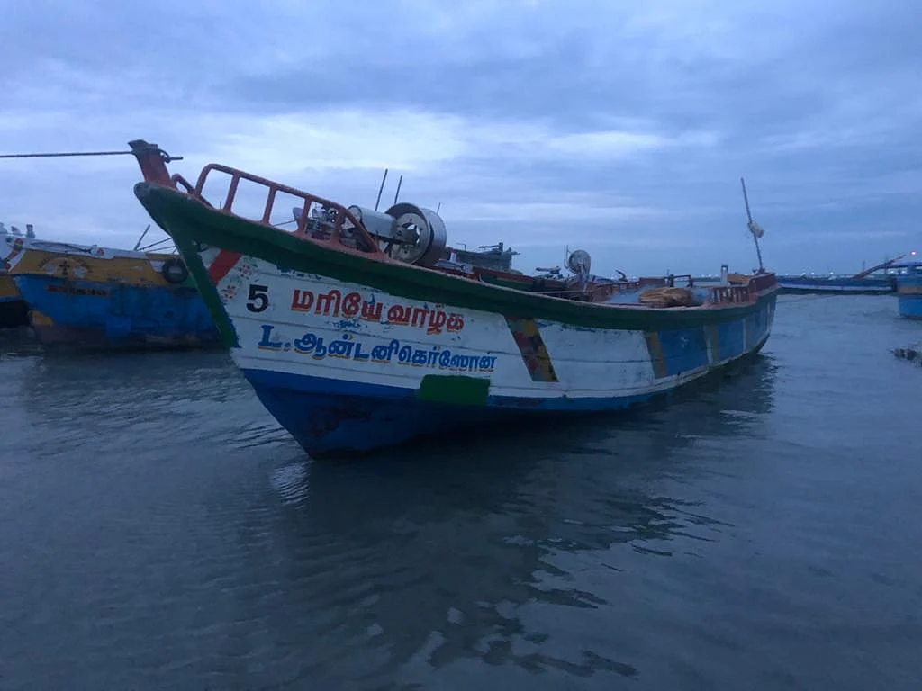 பிடிபட்ட நாட்டுப்படகு