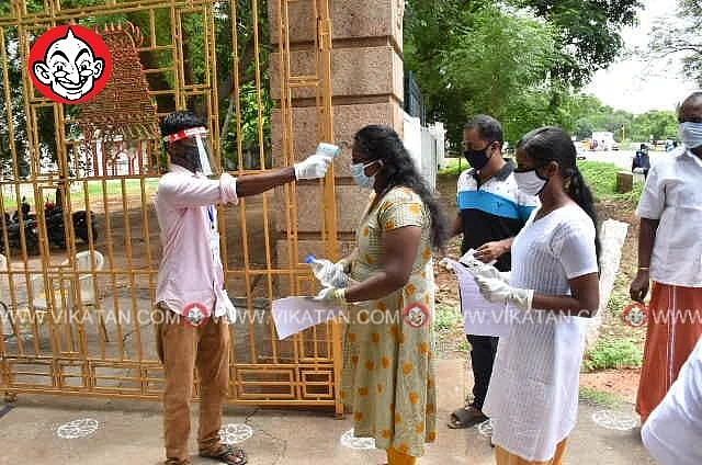 நீட் தேர்வு எழுத வந்தவர்கள்