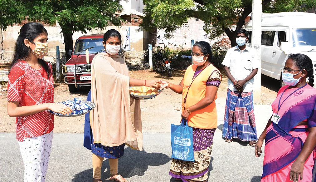 “அப்பாகிட்டயிருந்து உதவிகளை மக்களுக்குக் கொண்டுபோறோம்!” - சேவைக்களத்தில் அமைச்சர் மகள்கள்