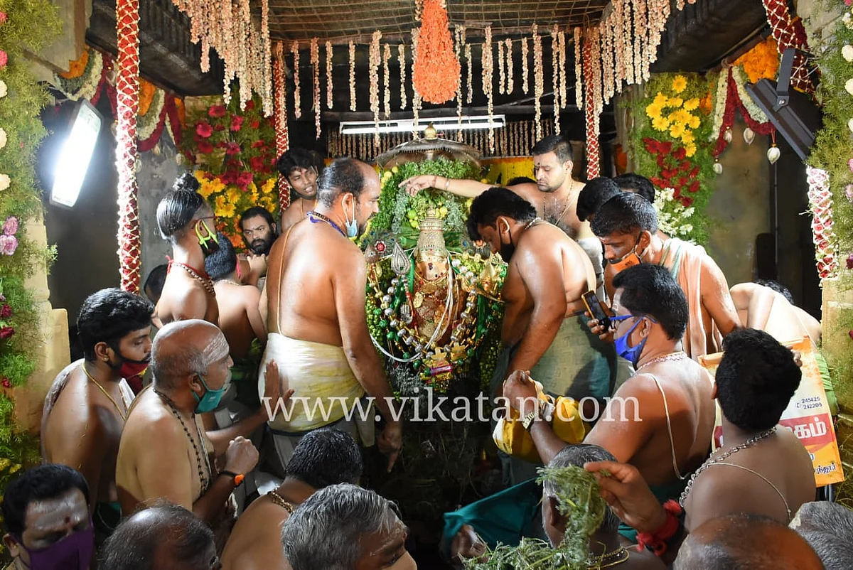 அபிசேக மண்டபத்தில் சுவாமி சண்முகர்