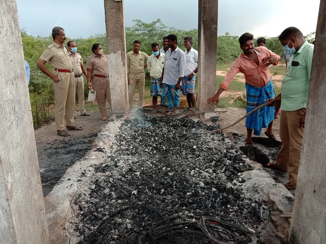 இடுகாட்டில் ஆய்வு செய்யும் காவல் துறையினர்