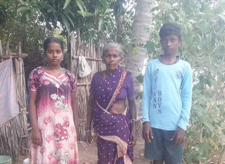 பாட்டி, தம்பியுடன் கயல்விழி