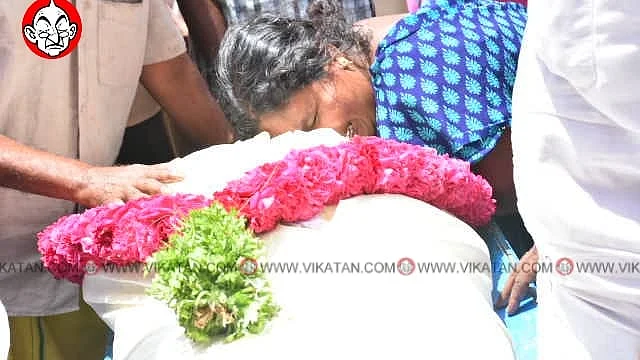 ஜோதிஸ்ரீ துர்காவின் இறுதி சடங்கில்