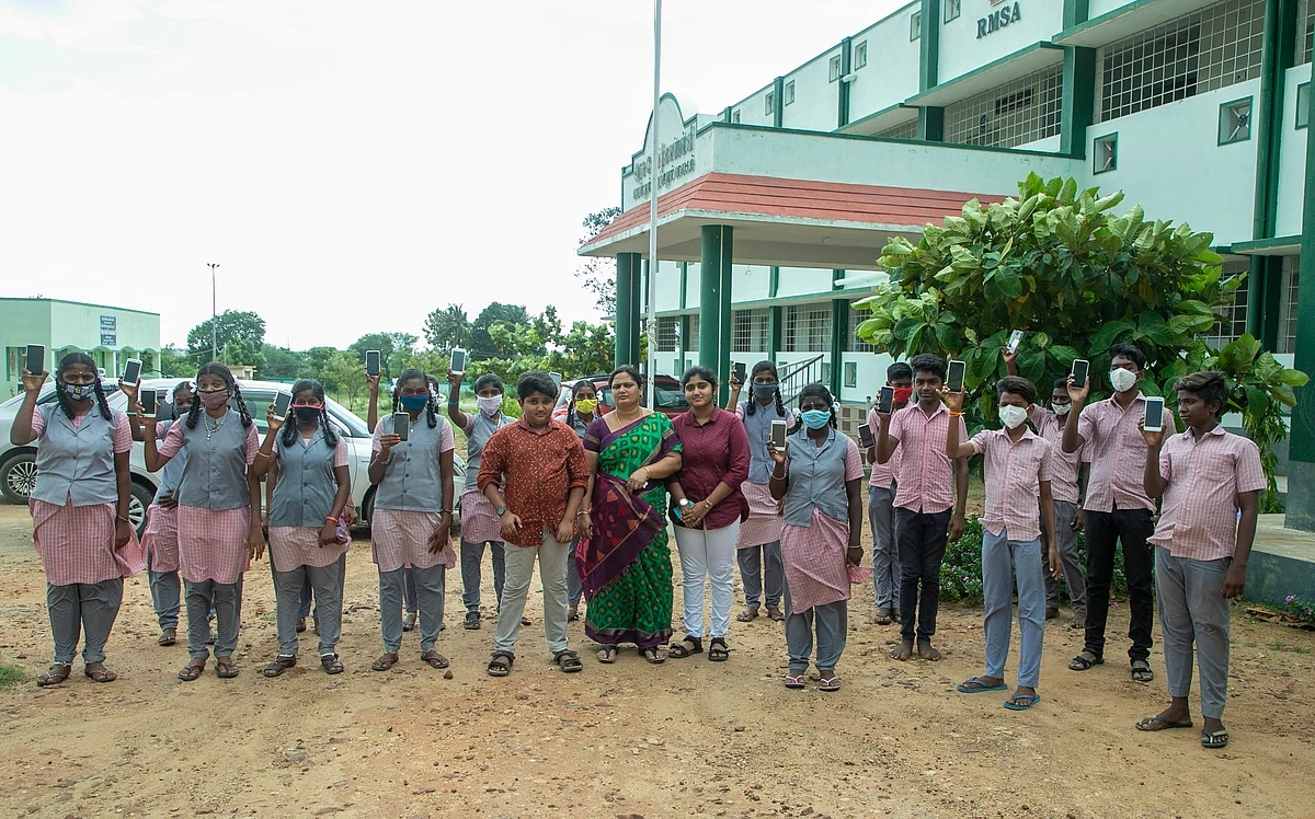 மாணவர்களுடன் ஆசிரியர் பைரவி