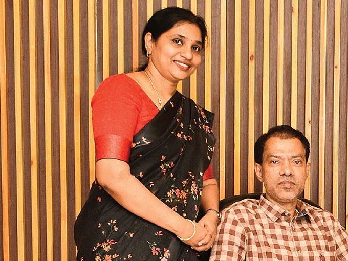 பத்தாவது ஃபெயில்... வாழ்க்கையில பாஸ்! - பெட்ஸ் உணவு பிசினஸில் கோடிகள் பார்க்கும் தம்பதி