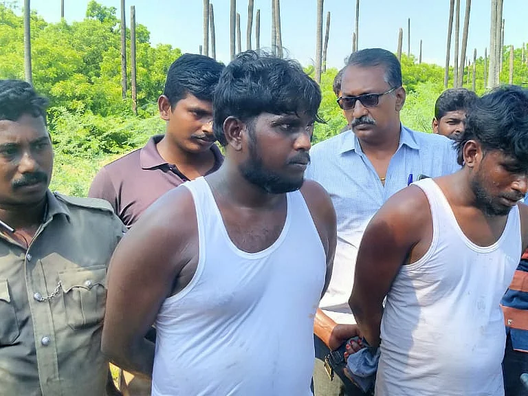 கரூர்: குளிக்கும் பெண்களிடம் நகை பறிப்பு!- காவிரியில் நீந்திய திருடர்களை மடக்கிப்பிடித்த போலீஸ்