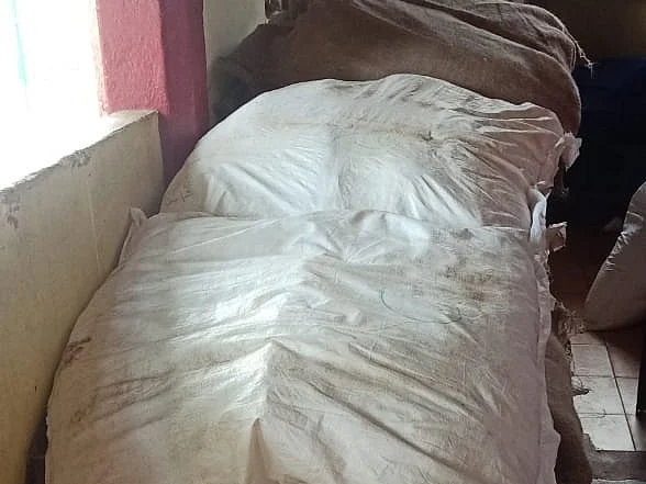 பாழடைந்த கட்டடத்தில் குட்கா குடோன்; டூ வீலரில் மது விற்பனை- குலசேகரத்தில் சிக்கிய `போலி நிருபர்'