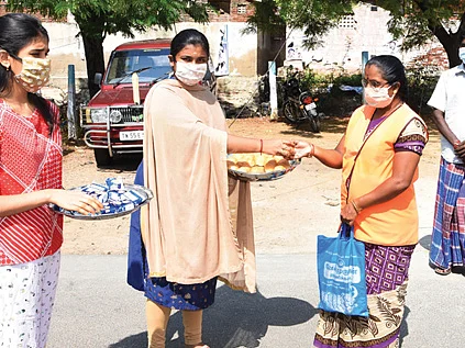“அப்பாகிட்டயிருந்து உதவிகளை மக்களுக்குக் கொண்டுபோறோம்!” - சேவைக்களத்தில் அமைச்சர் மகள்கள்