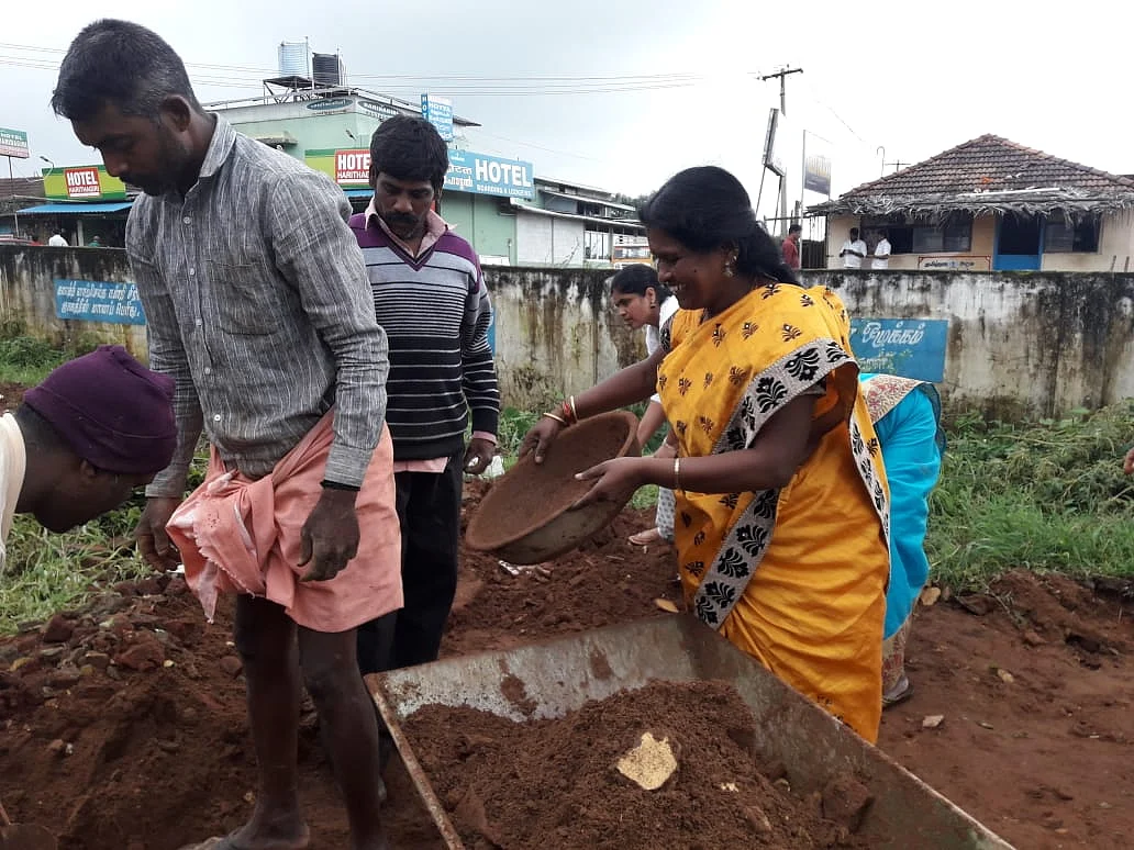 மாணவர்களுடன்
கலாவதி டீச்சர்