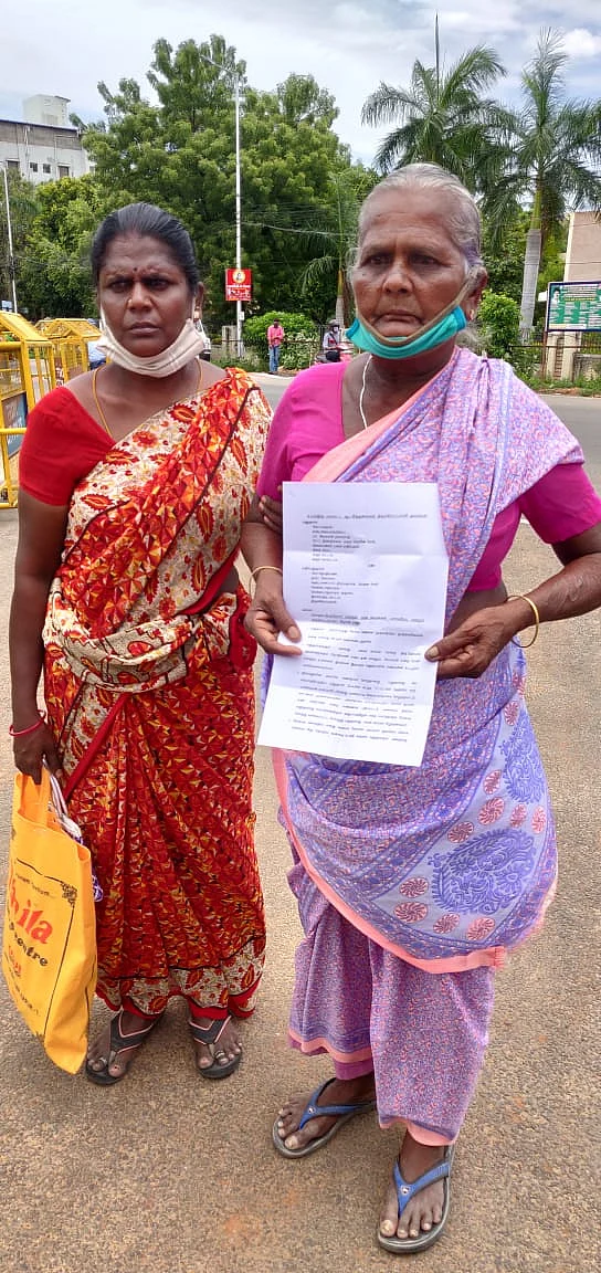 ஆட்சியரிடம் மனு கொடுக்க வந்த லட்சுமி அம்மாள்.