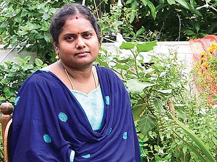 மண் கலவை முதல் பூச்சிவிரட்டிவரை... மாடித் தோட்டத்துக்கு இதையெல்லாம் செய்யலாம்! - காயத்ரி