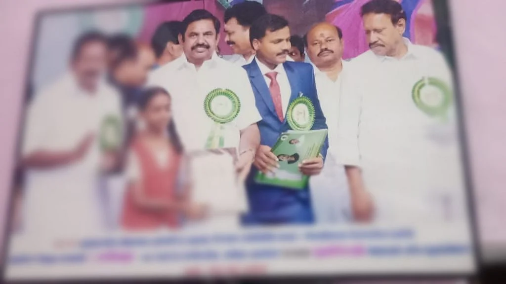முதல்வரிடம் பரிசு பெற்ற மாணவி சுபிக்ஷா