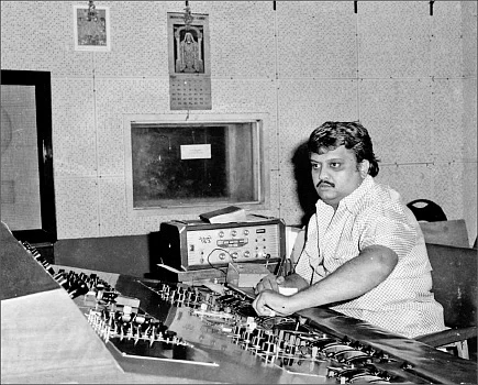 ஒலிப்பதிவுக் கூடத்தில்...