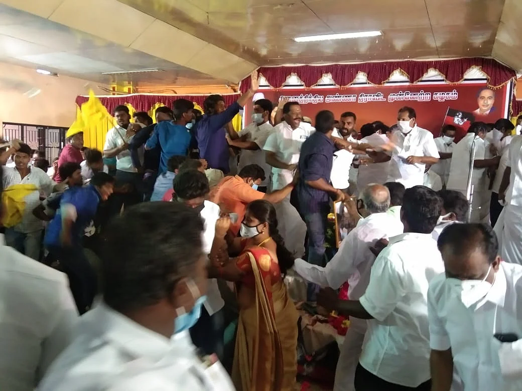 அ.தி.மு.க-வினருக்குள் அடிதடி