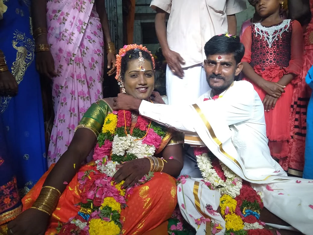 விருதுநகர்: பெற்றோர் சம்மதத்துடன் திருநங்கையைத் திருமணம் செய்த இளைஞர்!
