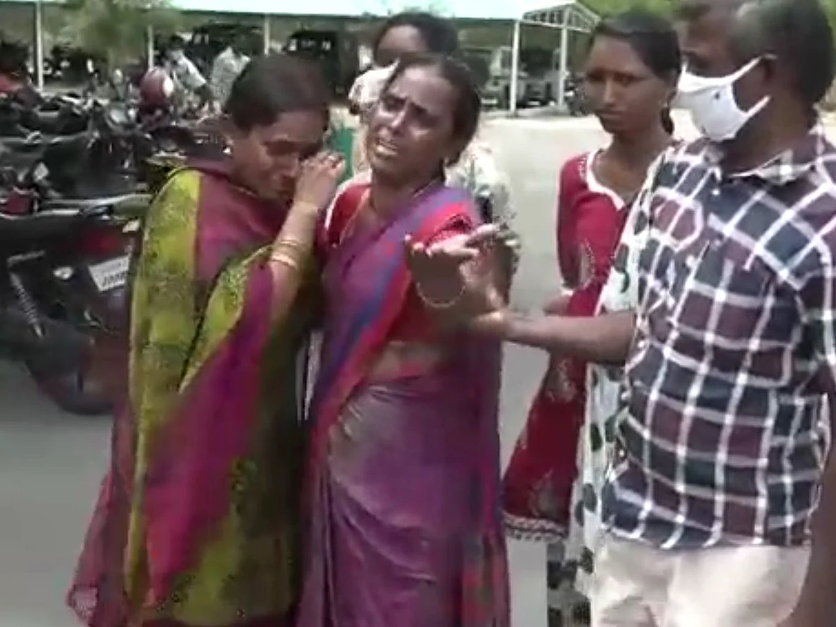 கரூர்: `விசாரணைக்காக அழைச்சுட்டுப்போன கணவர் வீடு திரும்பல!' - தாயோடு தீக்குளிக்க முயன்ற பெண்