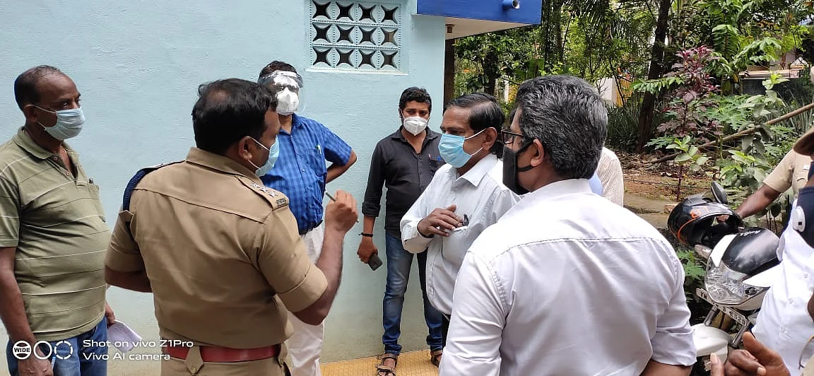 போலீஸ் அதிகாரிகள் பேச்சுவார்த்தை