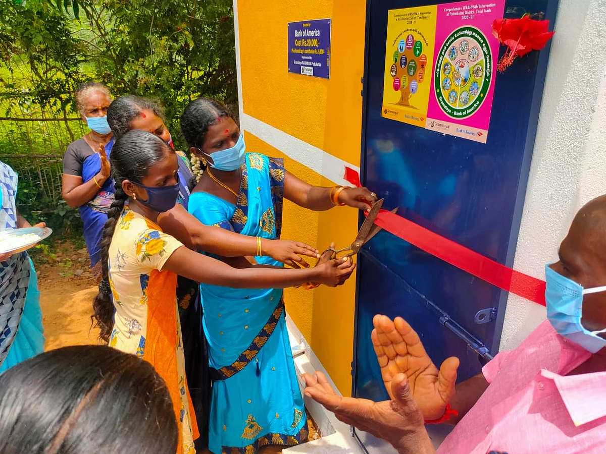 வீட்டுக்கு வீடு கழிப்பறை வசதி... மாணவியின் முயற்சியால் `முன்மாதிரி' ஆன கிராமம்!