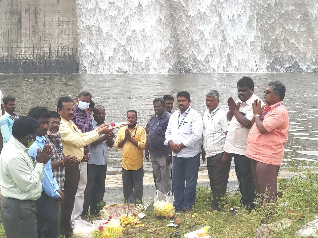 அணை நிரம்பியதால் சிறப்பு பூஜை