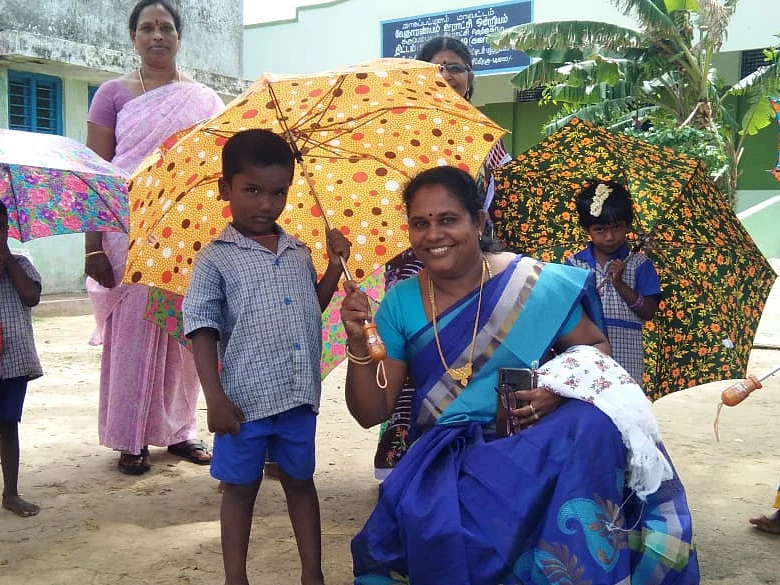 ``ஊரார் பிள்ளைகளை ஊட்டி வளர்த்தேன், என் பிள்ளைகள் தானா வளர்ந்தாங்க!" - நெகிழும் ஆசிரியை #MyVikatan