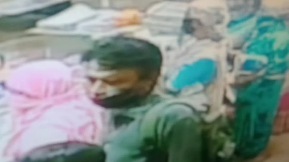 வங்கியில் வாடிக்கையாளர்போல நிற்கும் இளைஞர்
