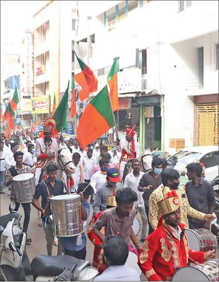 ஆங்காங்கே கூட்டம்... ஆளுக்கொரு சட்டம்!