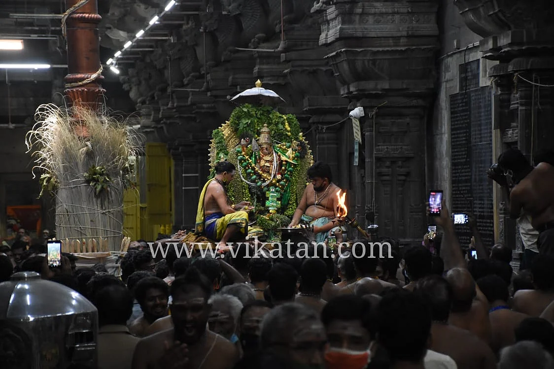 உள் பிரகாரத்தில் ஷண்முகர் உலா