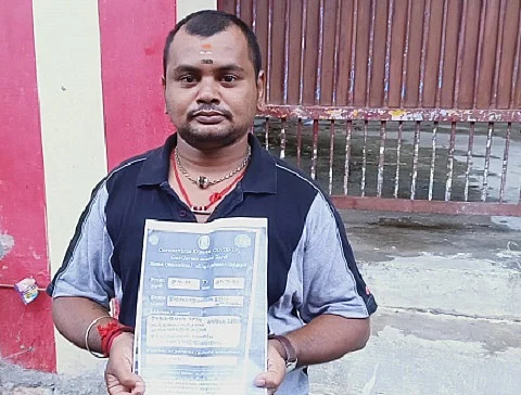 அரசு மருத்துவமனை அளித்த சான்றுடன் சிவசுப்பிரமணியன்