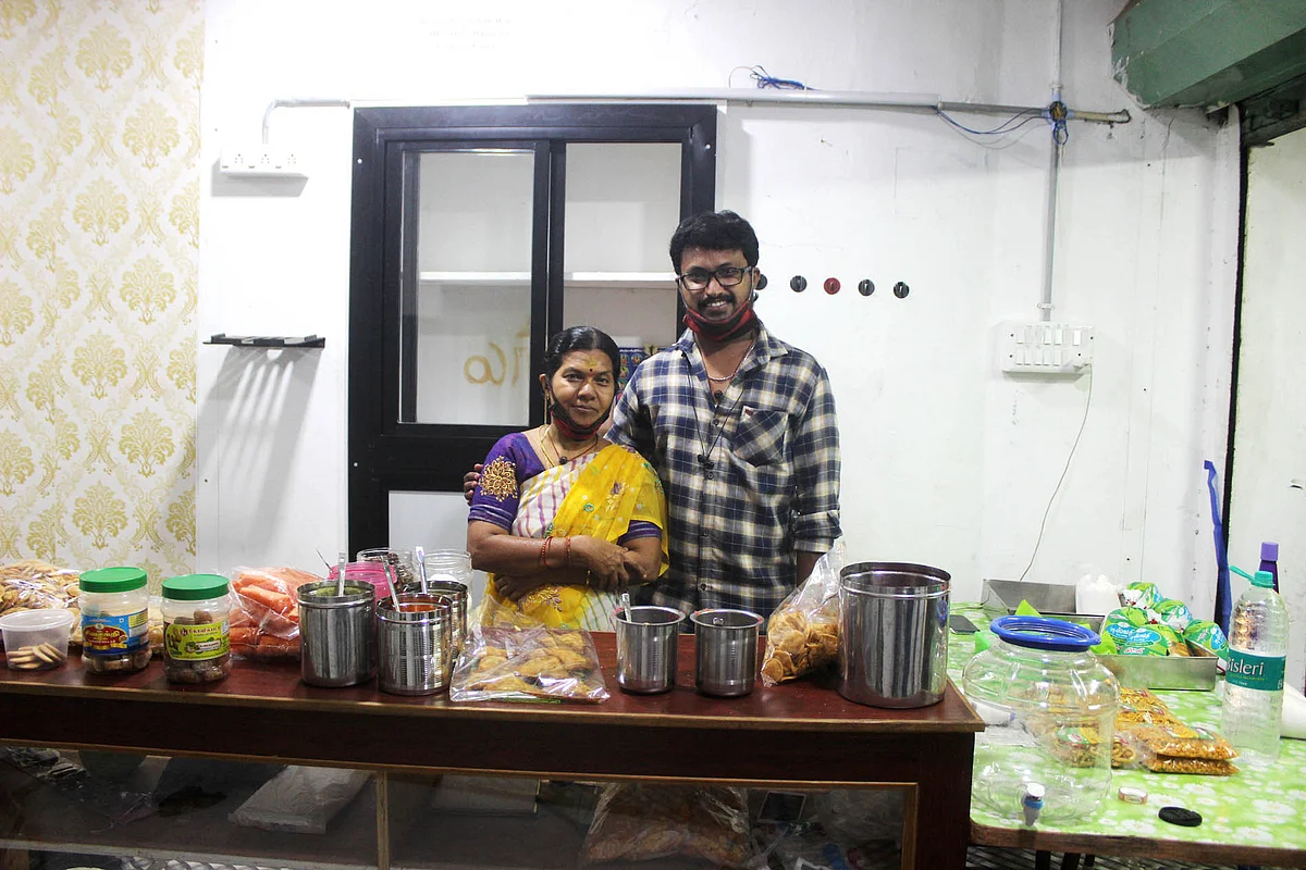 ஜெய்சுந்தர் தாய் சித்ராவோடு...