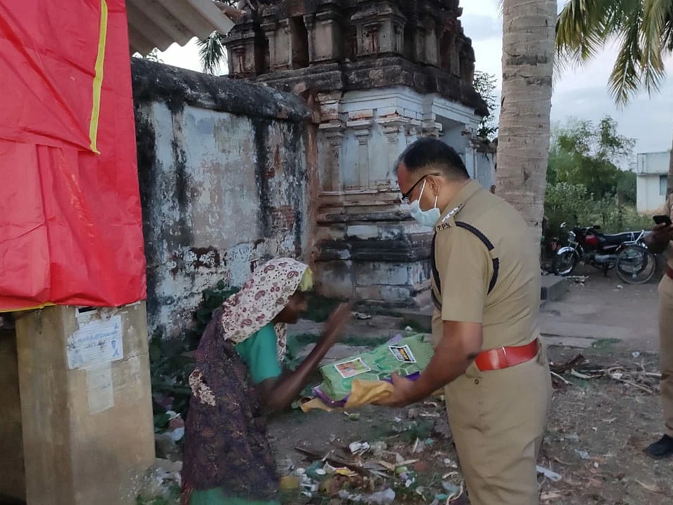 புதுக்கோட்டை: மழைக்கு ஒழுகும் கட்டடத்தில் குடித்தனம்! - மூதாட்டிக்கு உதவிய காவலர்கள்
