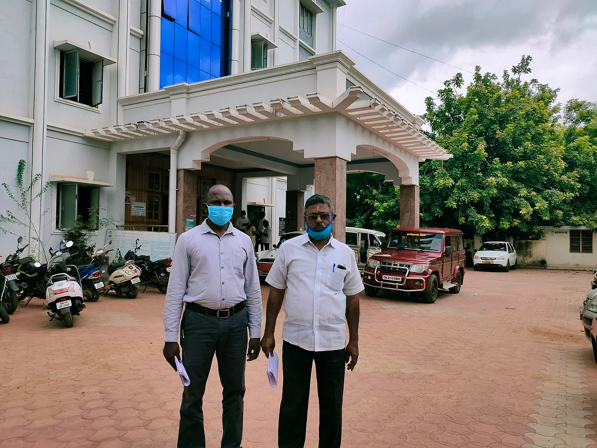 கூட்டுறவு சங்க இணை பதிவாளர் அலுவலகத்தில் புகார்