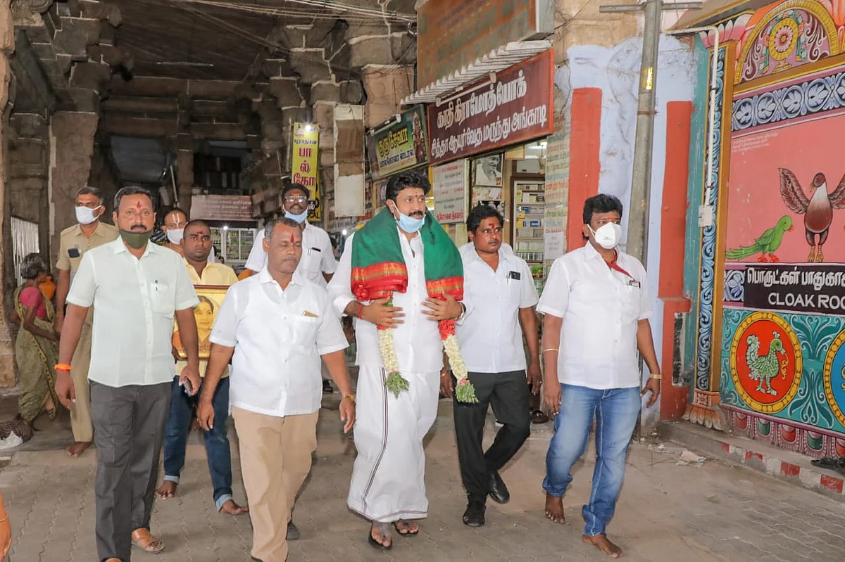 கோயில் வளாகத்தில் விஷ்ணுபிரபு