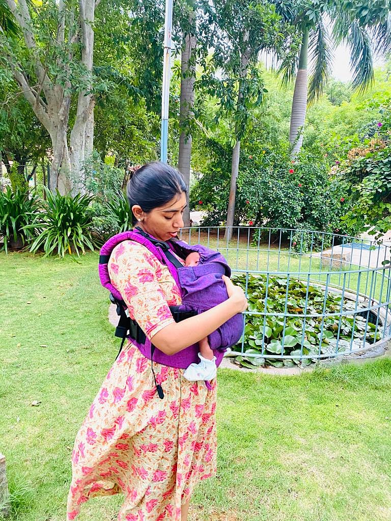 குழந்தையுடன் அனுபமா